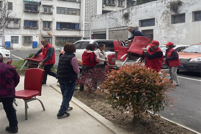我為群眾辦實事||黨建引領送溫暖，愛心座椅進社區(qū)
